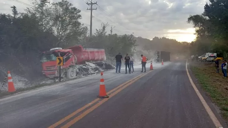 Colisão entre caminhões faz vítima fatal na PR-484