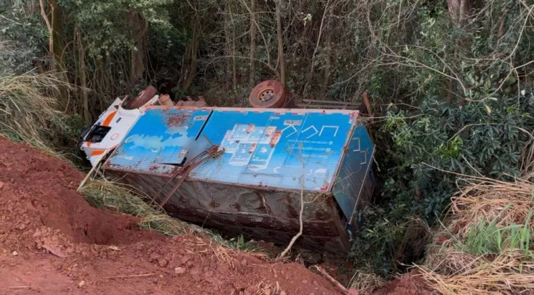 Caminhão cai em barranco ao não passar pelo desvio de obras em Alto Santa Fé