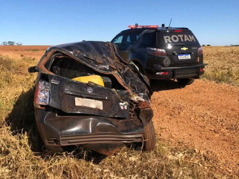 Carro carregado de cigarros capota em Terra Roxa e motorista é preso