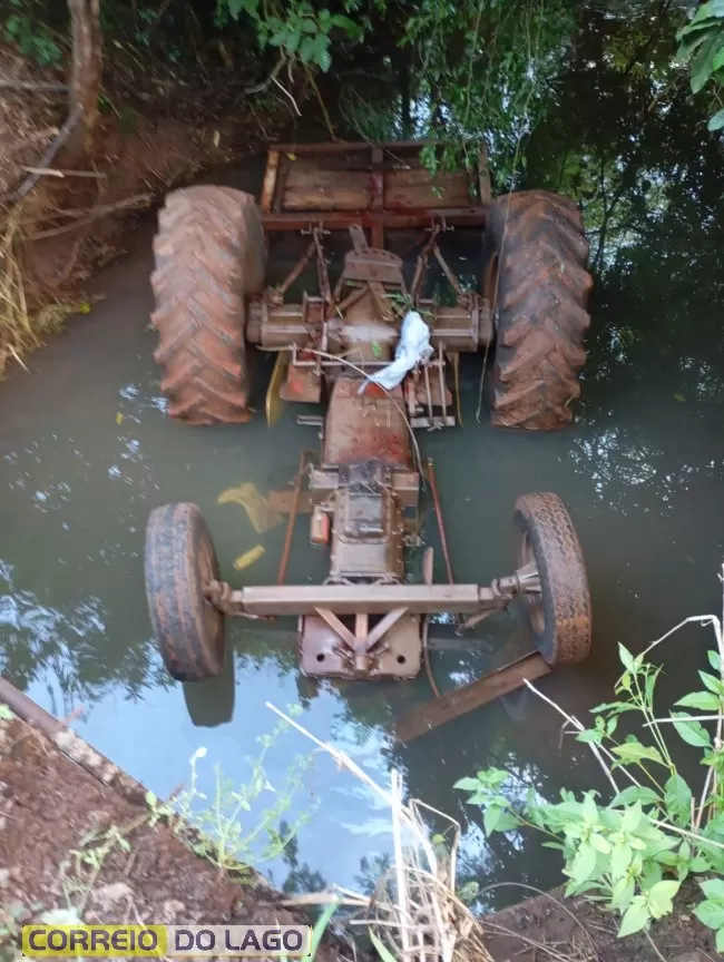 Homem fica gravemente ferido após tombamento de trator em rio na região