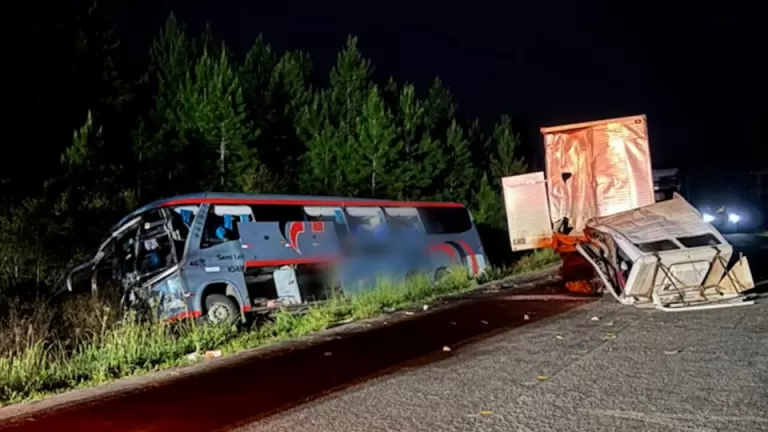Ônibus que transportava família se envolve em acidente com mortes na PR-151