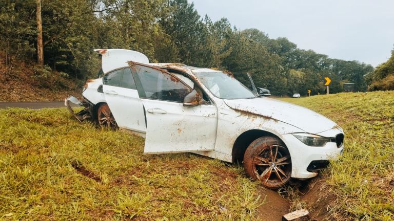 BMW que saiu de Marechal Rondon capota várias vezes na BR-163 em Cascavel