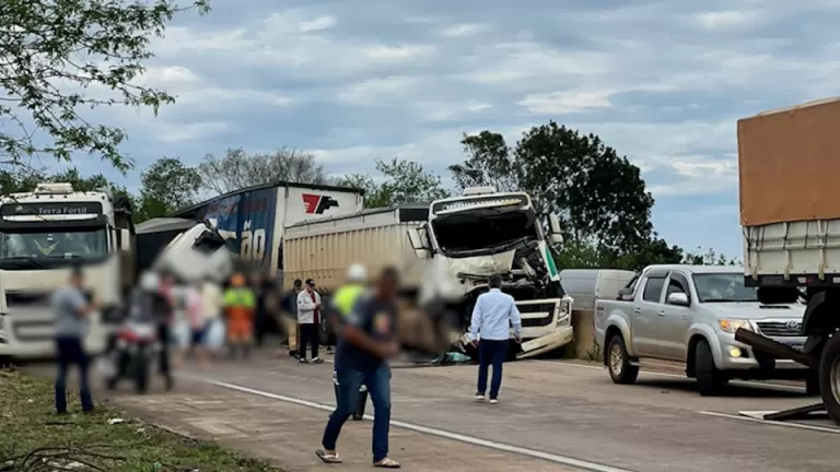 Acidente com sete veículos deixa um morto na BR-163