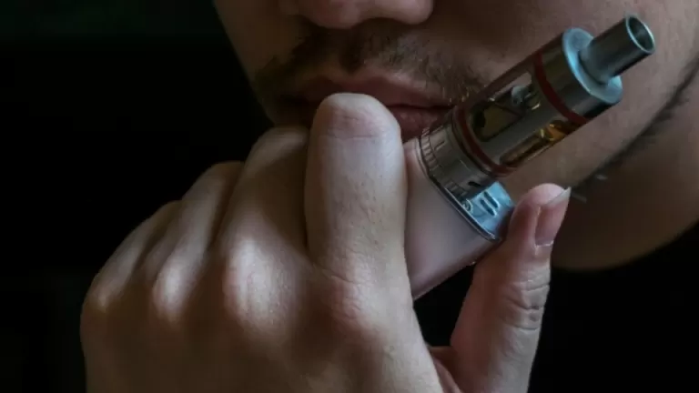 OMS alerta sobre o aumento do uso do cigarro eletrônico entre adolescentes