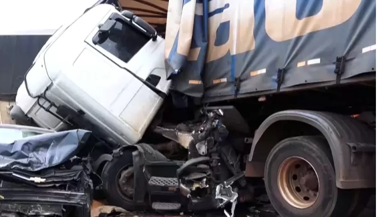 Engavetamento com sete veículos deixa um morto e três feridos na BR-163