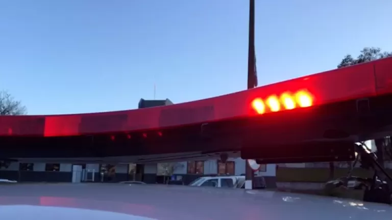 Bandidos rendem família e roubam celular e correntes de ouro em Toledo