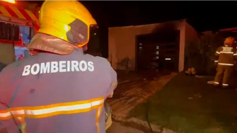 Mulher lança coquetel molotov e quase mata ex-companheira em incêndio em Cascavel