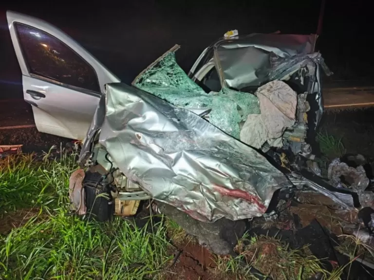 Carro e caminhão batem de frente e homem morre em Toledo