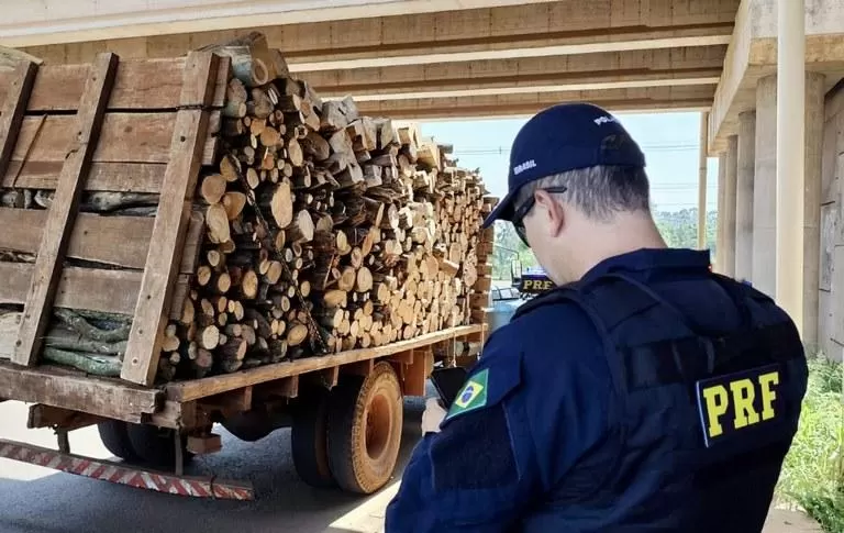 Motorista é flagrado na BR-163 usando corda como cinto e caminhão com série de irregularidades