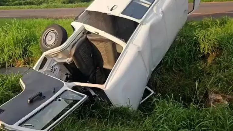 Kombi tomba após batida na BR-163 em Toledo