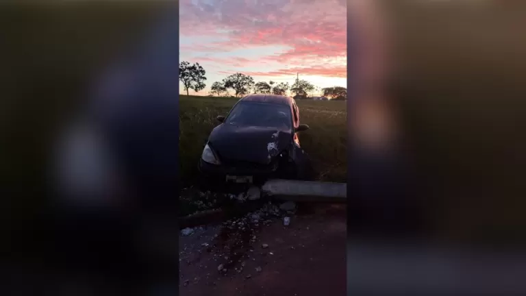 Motorista com CNH vencida bate carro em poste e passageira grávida é socorrida