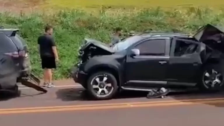 Pessoa fica ferida em engavetamento com dois caminhões e dois carros na BR-277