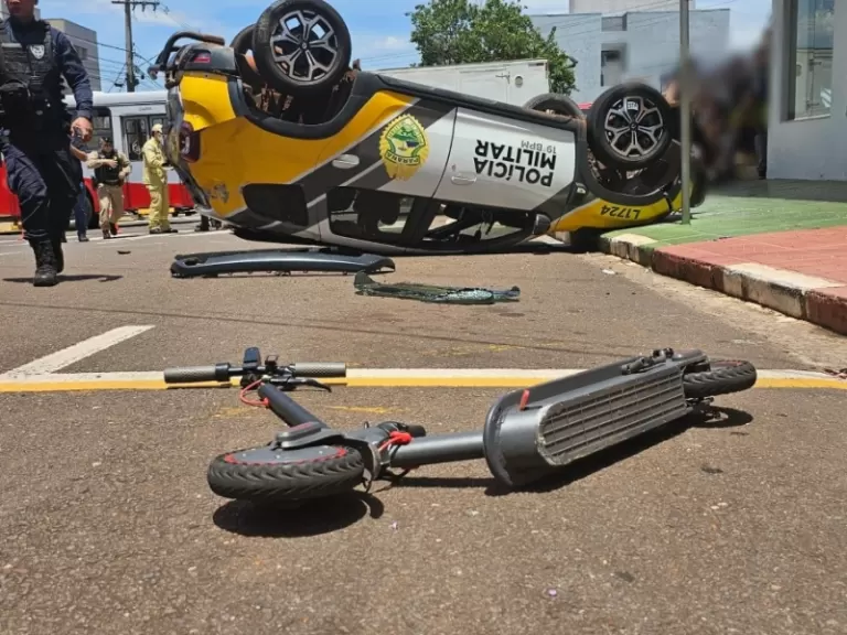 Viatura da PM capota após colisão no centro de Toledo e atinge jovem em patinete