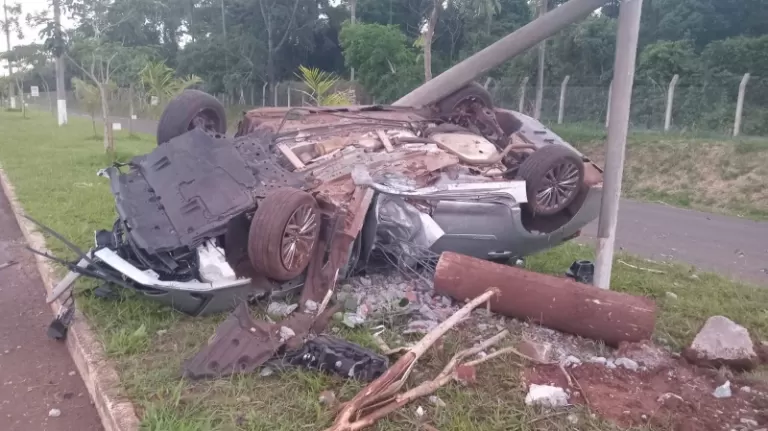 Carro brasileiro capota e atinge poste em avenida de Salto del Guairá