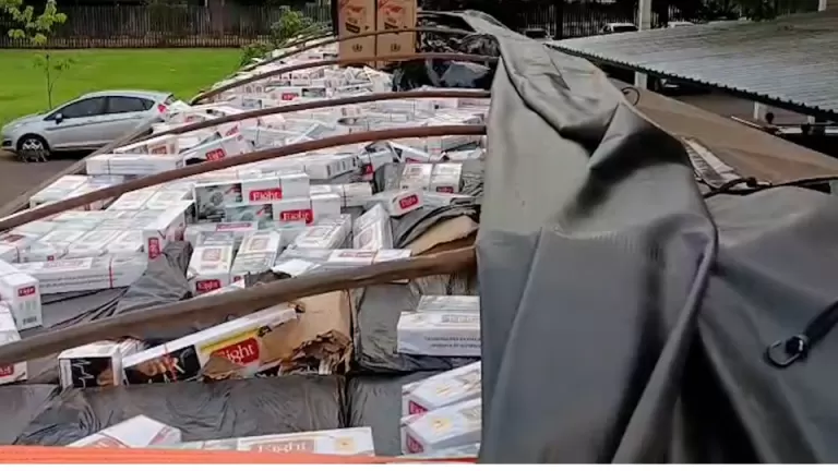 PM apreende caminhão com 700 caixas de cigarros contrabandeado em Toledo