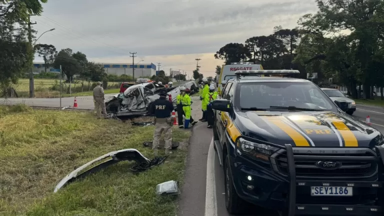 Duas pessoas morrem e criança fica em estado grave após ser ejetada de veículo