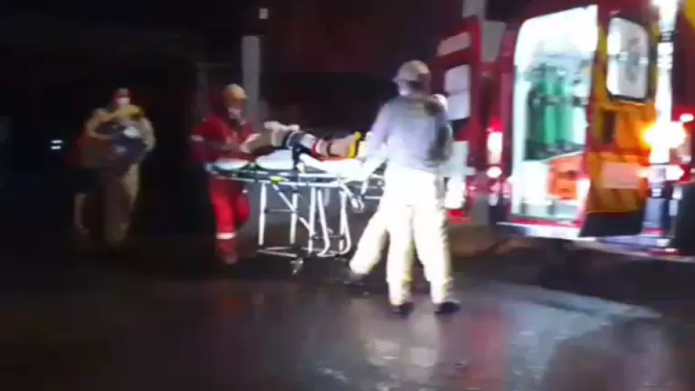 Mulher fica ferida ao cair do segundo andar de prédio