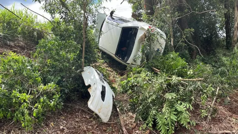 Mulher fica ferida em capotamento na PR-180 em Cascavel