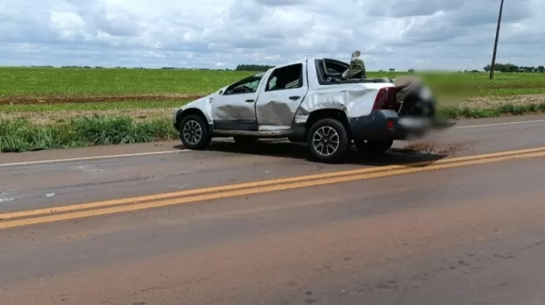 Caminhonete capota após batida com carro em rodovia de Toledo