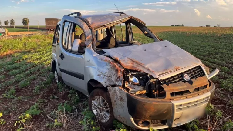 Mulher fica ferida após capotamento de carro na PR-182 entre Palotina e Maripá