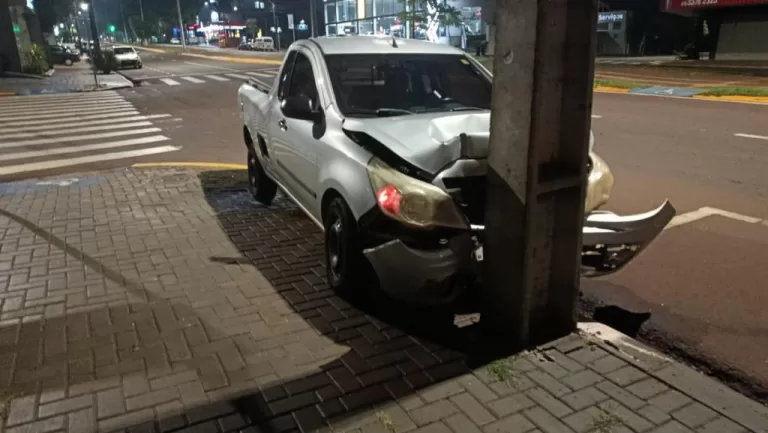 Motorista sofre mal súbito e colide contra poste em Toledo