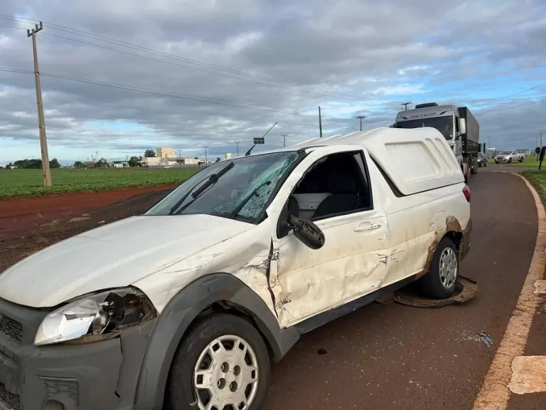 Fiat Strada atravessa trevo de Maripá e condutor fica ferido após colisão contra caminhão