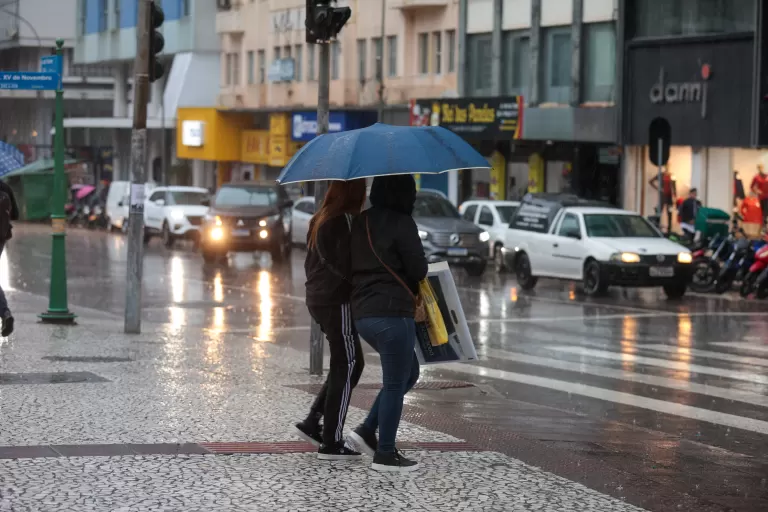 Volume de chuva já passou de 100 milímetros em cidades do Oeste do Paraná; em Marechal Rondon já foram 84,2 milímetros