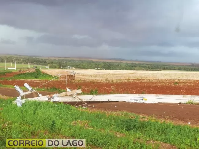 Poste cai em Sub-Sede e interdita estrada em Santa Helena