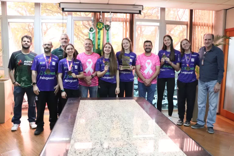 Atletas rondonenses campeãs dos Jogos da Juventude visitam a prefeitura rondonense