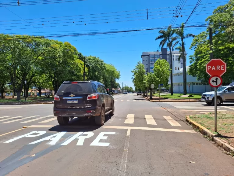 Prefeitura rondonense reforça sinalização no cruzamento das ruas Mem de Sá com a Paraná
