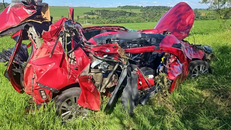 Carro capota e cai em ribanceira após colisão na BR-163 em Toledo