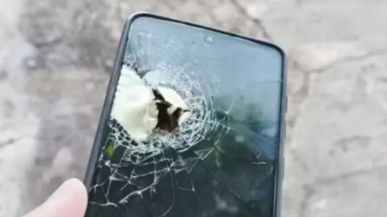 Homem sobrevive à tentativa de assassinato após bala que atingiria tórax ficar alojada em celular