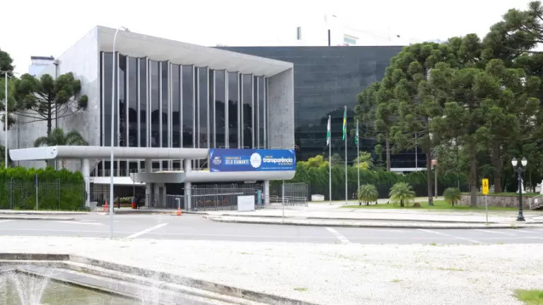 Assembleia Legislativa promove debate sobre riscos do metanol e presta homenagens a categorias e entidades