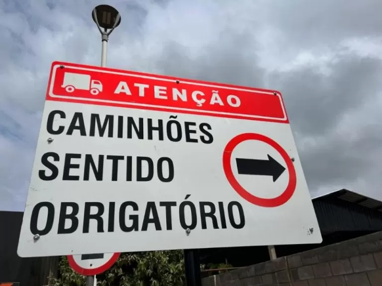 Mercedes cria rota alternativa para caminhões após fechamento do acesso da BR-163 pela Colina