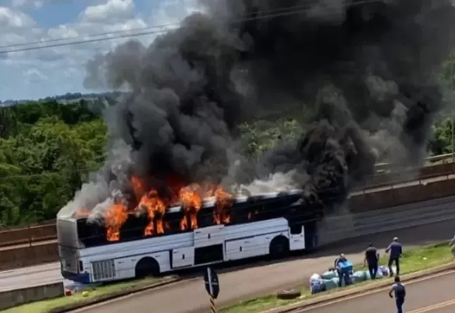Ônibus com compristas é destruído por incêndio na BR-277