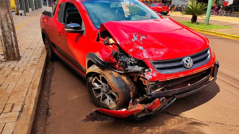 Colisão envolve Creta e Saveiro Cross em avenida de Nova Santa Rosa