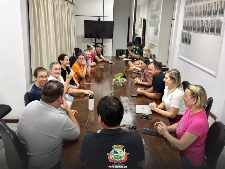 Reunião marca repasse de recursos para blocos do desfile da Oktoberfest em Pato Bragado