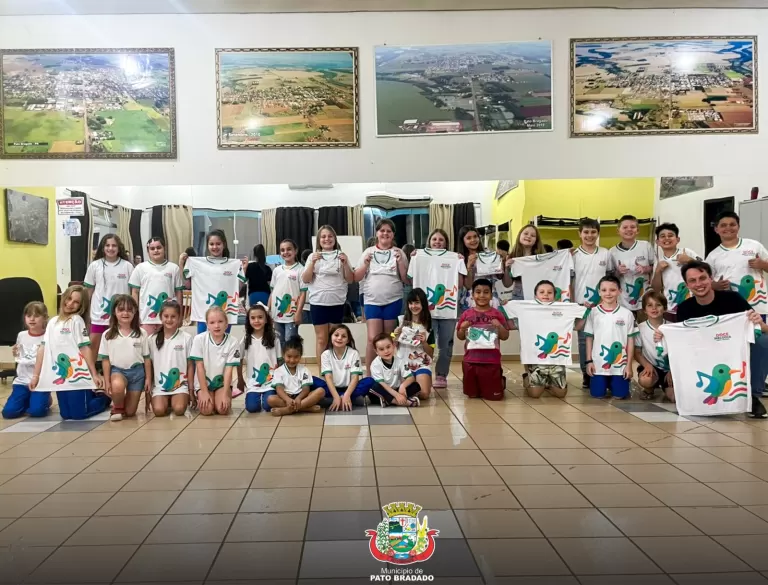 Crianças do coro infantil de Pato Bragado “Doce Melodia” recebem novos uniformes