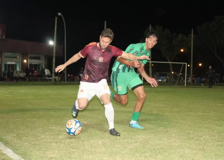 Esquina Beer e Real Futebol avançam com goleadas no Municipal