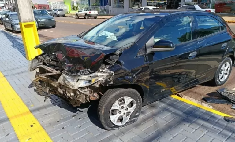 Moradores cobram solução após novo acidente em ponto crítico do trânsito de Toledo