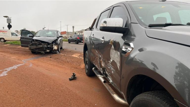 Viatura descaracteriza da PRE se envolve em acidente na BR-369 em Cascavel