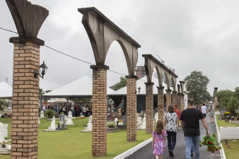 Prazo para familiares reformarem túmulos nos cemitérios de Toledo acaba no dia 27
