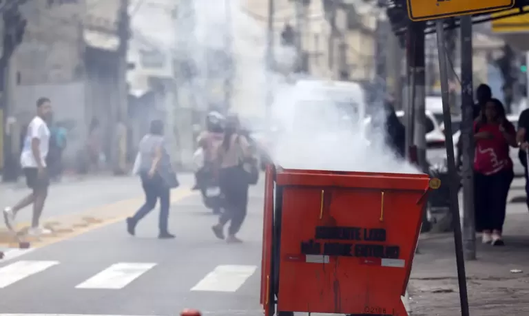 Moradores retiram cerca de 50 corpos em área de mata após operação no Rio