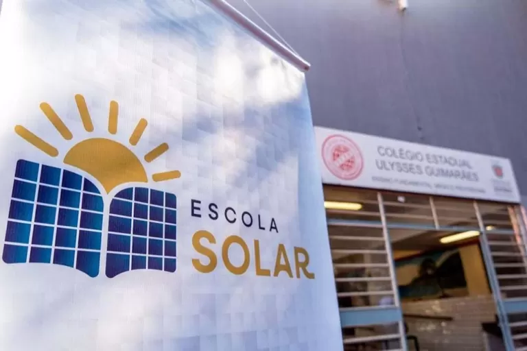 Com usinas fotovoltaicas, economia na conta de luz já chega a R$ 430 mil nas escolas