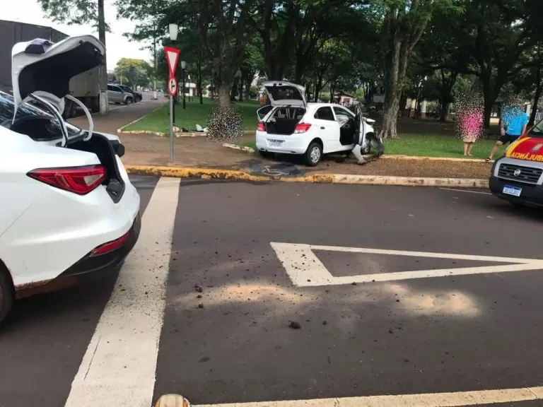 Colisão envolve Fiat Cronos e Onix na esquina da Igreja Católica