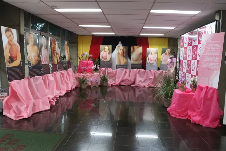 Exposição fotográfica “Um Toque pela Vida” inspira conscientização no Outubro Rosa