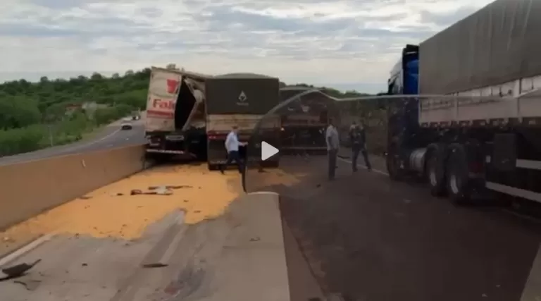 Vídeo gravado por motociclista mostra grave acidente na BR-163