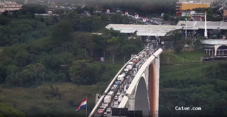 Movimento é intenso na Ponte da Amizade em Foz do Iguaçu nesta quarta-feira