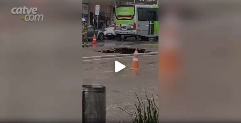 Chuva intensa abre cratera em avenida de cidade paranaense; veja vídeo