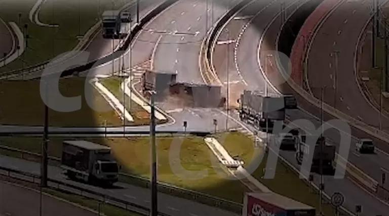 Bitrem carregado com soja tomba no Trevo Cataratas em Cascavel; veja o vídeo